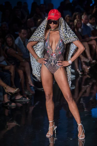 在迈阿密海滩法耶纳论坛上 一名模特在艺术 时尚游泳周期间走上了卡米拉时装秀的跑道 — 图库照片