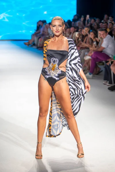 Model Walks Runway Miami International University Art Design Fashion Show — Fotografia de Stock