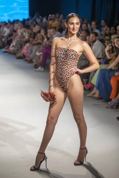 Model Walks Runway Miami International University Art Design Fashion Show — Fotografia de Stock