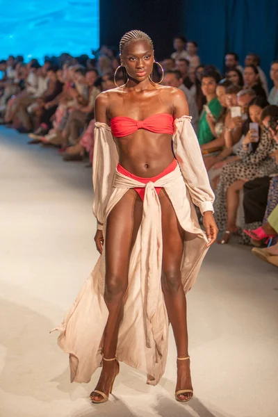 Model Walks Runway Miami International University Art Design Fashion Show — Stock Photo, Image