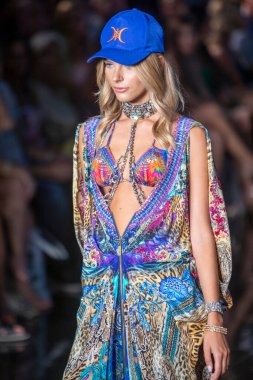 7-10-2021 'de Miami Plajı' ndaki Faena Forum 'da Sanat, Kalpler, Moda Yüzme Haftası sırasında Camilla Moda Şovu için podyumda bir manken yürüyor.