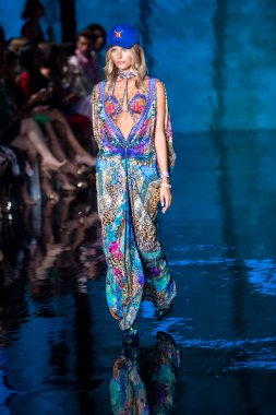 7-10-2021 'de Miami Plajı' ndaki Faena Forum 'da Sanat, Kalpler, Moda Yüzme Haftası sırasında Camilla Moda Şovu için podyumda bir manken yürüyor.