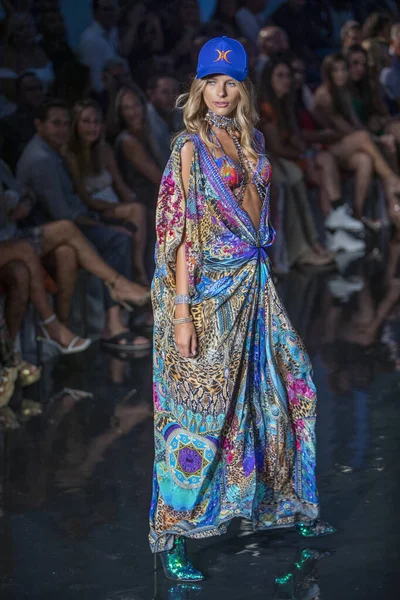 7-10-2021 'de Miami Plajı' ndaki Faena Forum 'da Sanat, Kalpler, Moda Yüzme Haftası sırasında Camilla Moda Şovu için podyumda bir manken yürüyor.