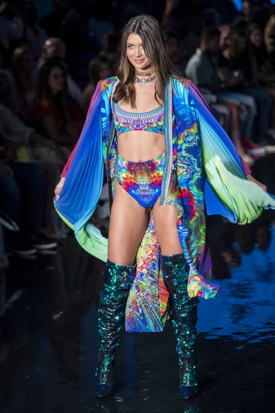 Model Walks Runway Camilla Fashion Show Art Hearts Fashion Swim — Stock Photo, Image