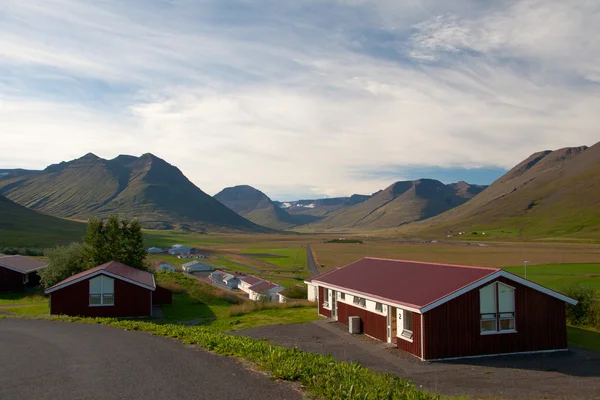 Huizen in een vallei in IJsland — Stockfoto