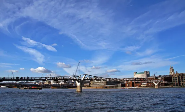 Millennium Bridge i London – stockfoto