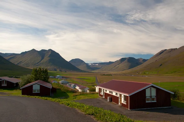 Huizen in een vallei in IJsland — Stockfoto