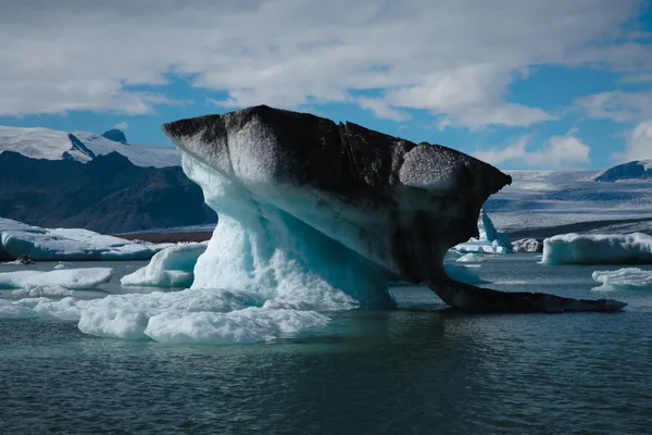 Eisberg schwimmt bei jokulsarlon Stockbild