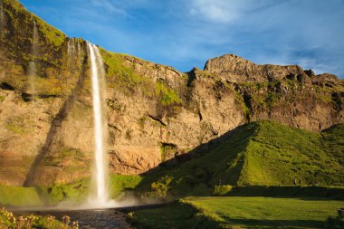 İzlanda'daki şaşırtıcı şelale
