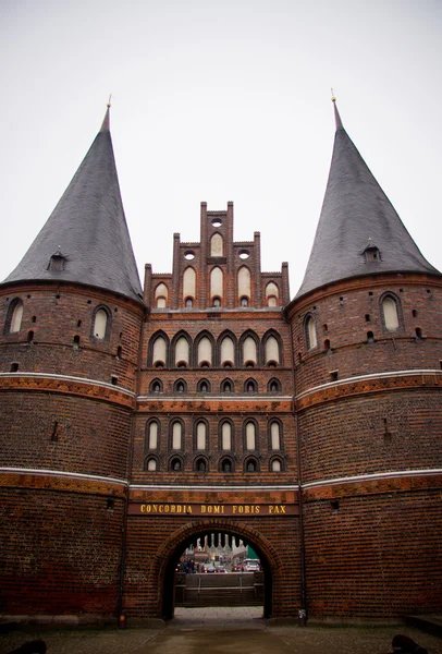 La puerta de la ciudad de Holstentor en Lubeck — Foto de Stock