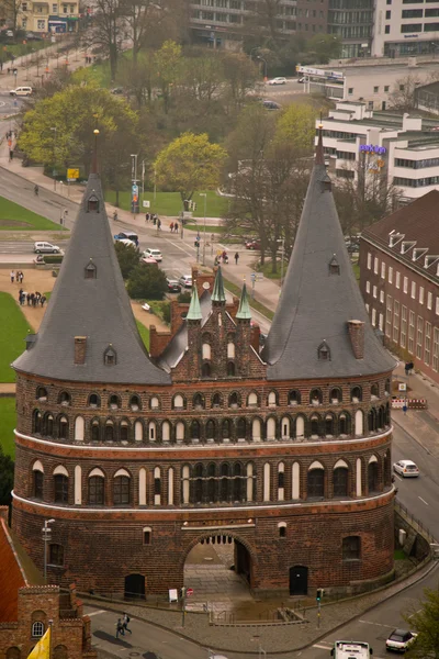 Městská brána holstentor v lubeck — Stock fotografie