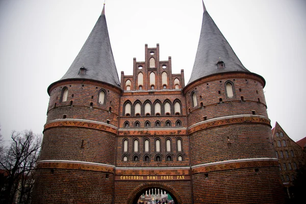 O portão da cidade de Holstentor em Lubeck — Fotografia de Stock