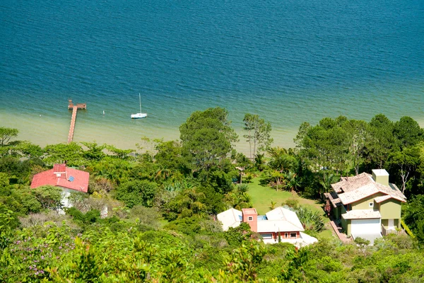 环礁湖附近的小房子 — 图库照片