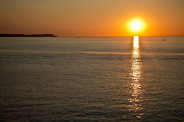 Denizin üzerinde gün batımı