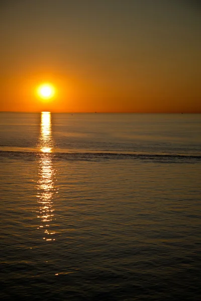 Pôr do sol sobre o mar — Fotografia de Stock