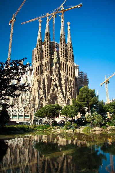 BARCELONA, SPAGNA - 10 MAGGIO 2013: La Sagrada Familia - l'imponente cattedrale progettata da Gaudì, in costruzione dal 19 marzo 1882 e non ancora terminata 10 maggio 2013 a Barcellona, Spagna . Foto Stock Royalty Free