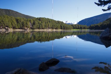 Pireneler 'deki Engolaster Gölü, Andorra.