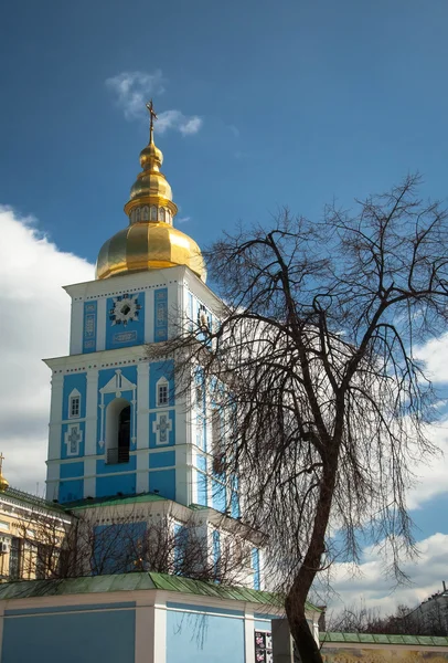 St Михайлівським собором у Києві — стокове фото