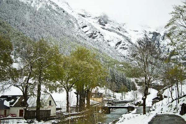 Inizio primavera a Gavarnie, Francia — Foto Stock