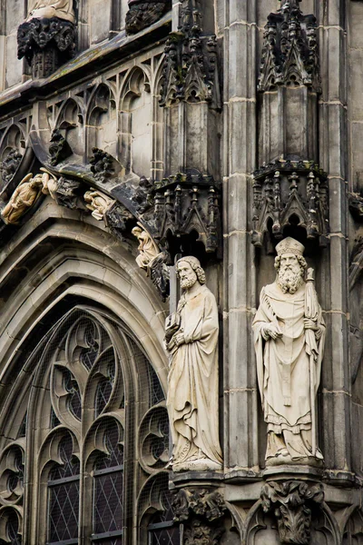 Statuen an der gotischen Kathedrale von Aachen — Stockfoto