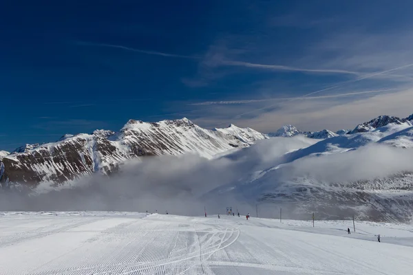 Inclinação na estância de esqui em Alpes. Livigno, Itália — Fotografia de Stock