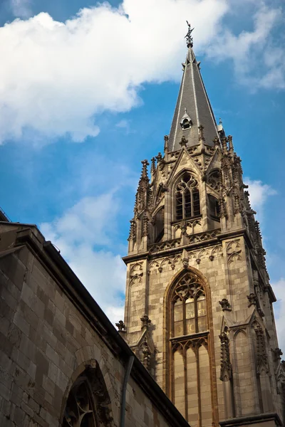 Toren van Aken kathedraal tegen blauwe hemel — Stockfoto