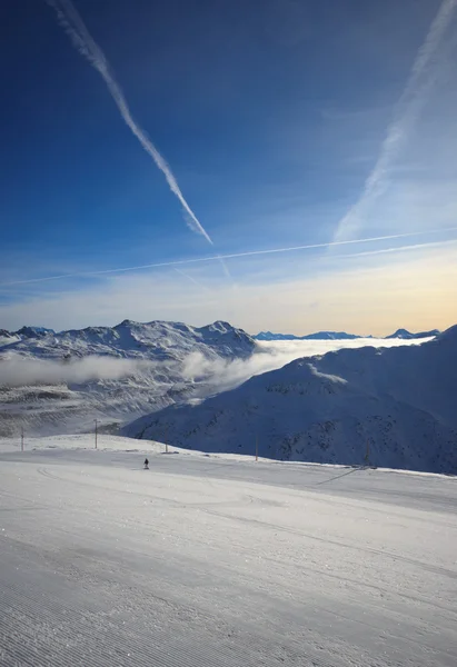 Lutning på semesterorten skidåkning i Alperna. Livigno, Italien — Stockfoto