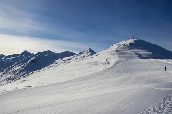 坡上在阿尔卑斯山的滑雪胜地。意大利利维尼奥 — 图库照片