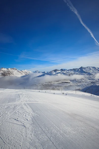 Inclinação na estância de esqui em Alpes. Livigno, Itália — Fotografia de Stock