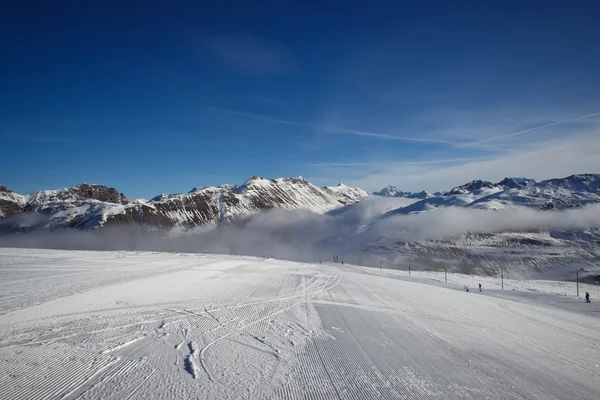 坡上在阿尔卑斯山的滑雪胜地。意大利利维尼奥 — 图库照片
