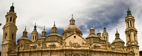 Torre da Basílica de Zaragoza, Espanha — Fotografia de Stock