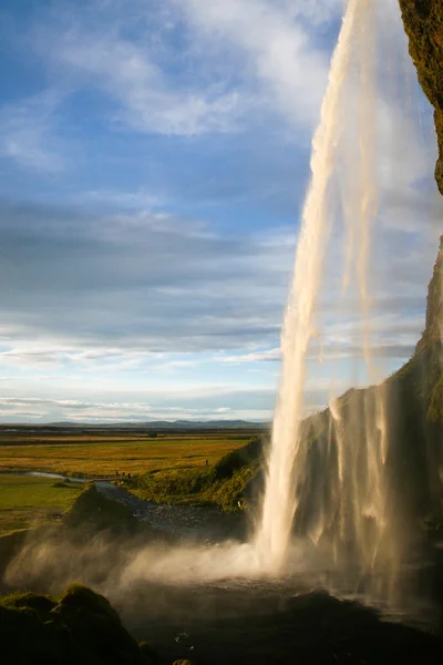 Удивительный водопад Seljalandsfoss в Исландии — стоковое фото