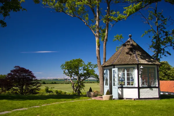 Arbour em um parque perto de slot Dragsholm, Dinamarca — Fotografia de Stock