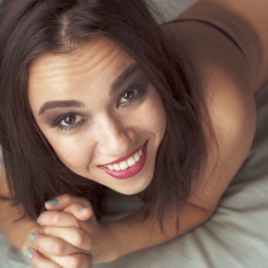 esperando en una cama