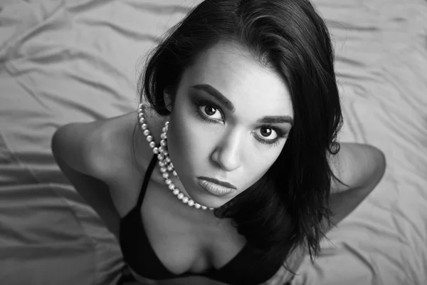 kadınla bir inci kolye