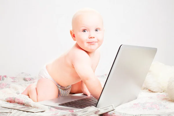 Gyermek használ egy laptop — Stock Fotó
