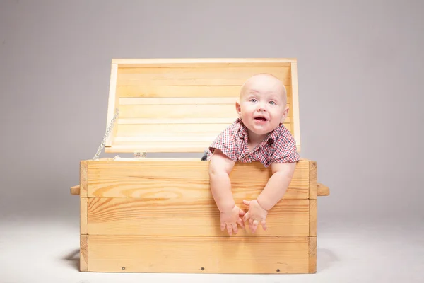 Dítě v dřevěné krabici — Stock fotografie