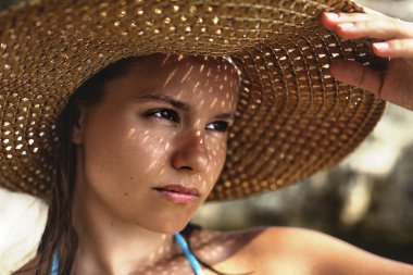 Deniz kenarındaki şapkalı kız