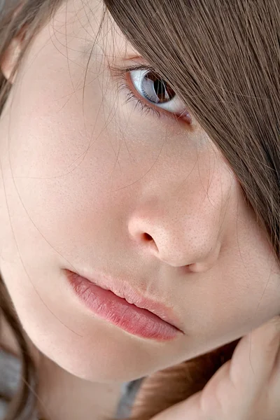 Close-up portret van een meisje met natuurlijke schoonheid — Stockfoto