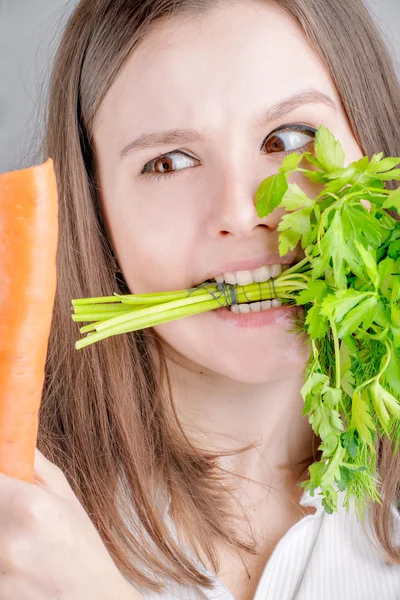 Chica y verduras. Comer sano — Foto de Stock