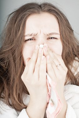 çekici bir genç kadın hapşırma