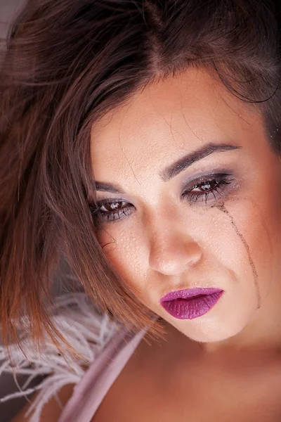 yakın çekim lekeli maskara ile güzel ağlayan kız portresi