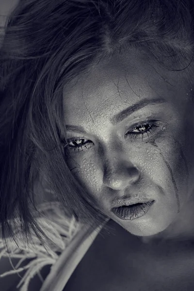 siyah - beyaz ağlayan bir kadın portresi