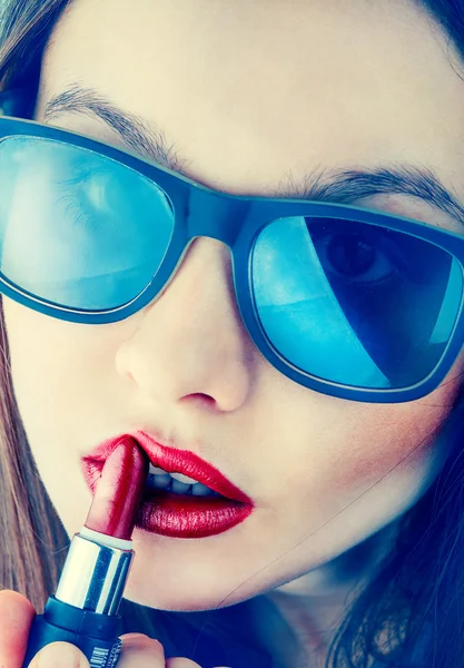 Schönes Mädchen mit Sonnenbrille und roten Lippen — Stockfoto