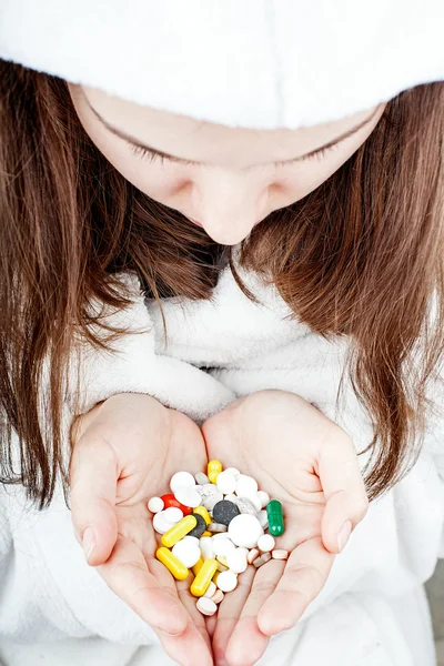 Suicidio de una chica y un puñado de pastillas —  Fotos de Stock