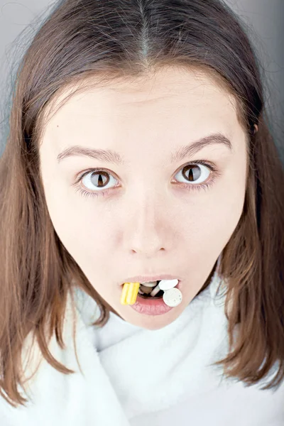 Chory piękna dziewczyna jej usta pełne narkotyków — Zdjęcie stockowe