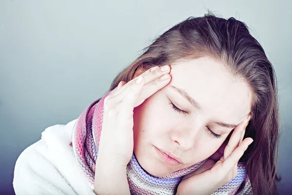 baş ağrısı ile kız