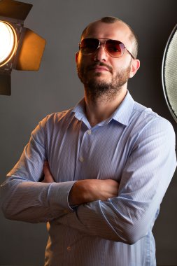Gözlüklü yakışıklı adam