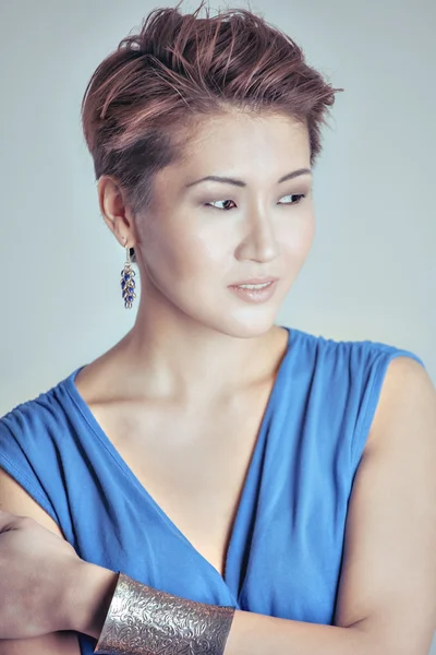 aksesuar olarak güzel bir kadın portresi