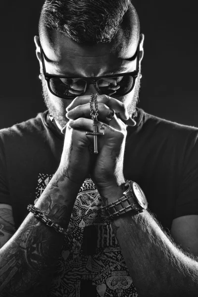 adam dövme ile çapraz tutar